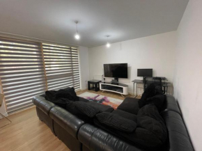 Spacious 2 Bedroom Modern Flat & Parking